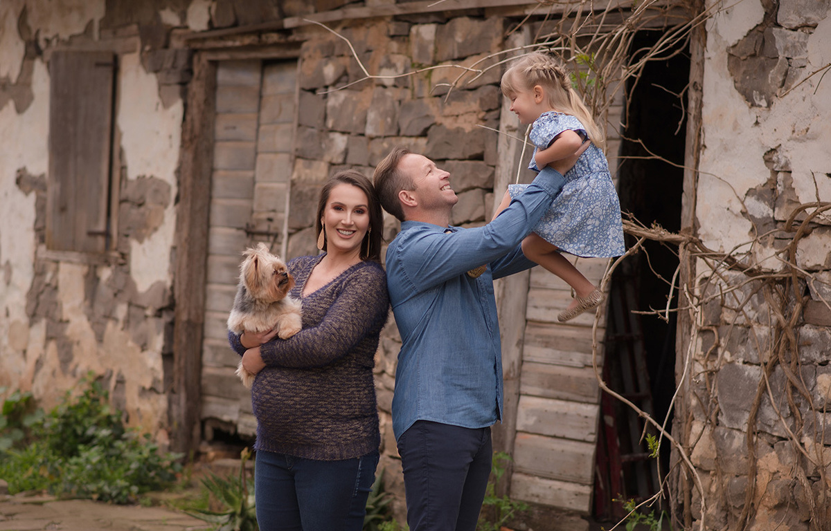 fotografia de familia e gestante em caxias do sul Morgana Perini família brincando em frente a casa
