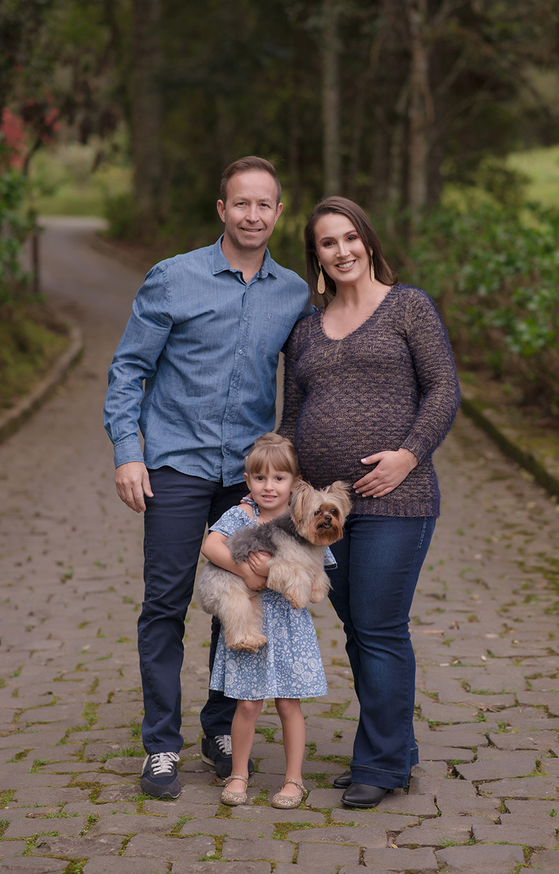fotografia de familia e gestante em caxias do sul Morgana Perini gestante e família abraçados em estrada