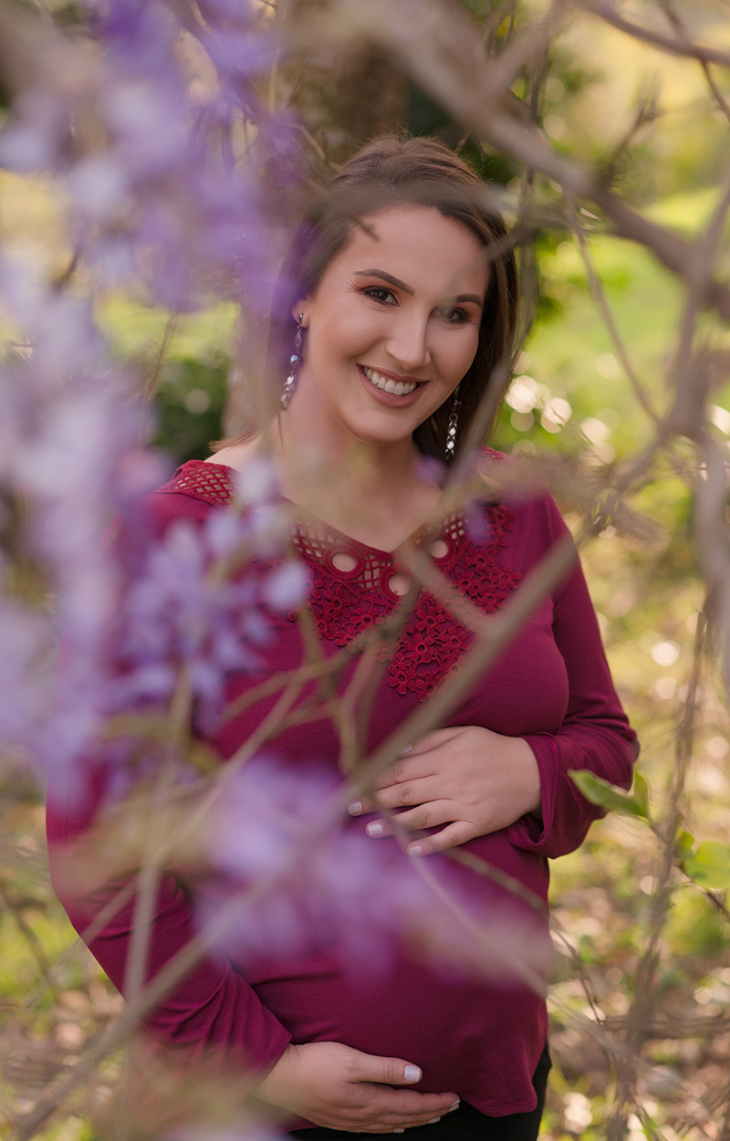 fotografia de familia e gestante em caxias do sul Morgana Perini flores lilás e gestante sorrindo