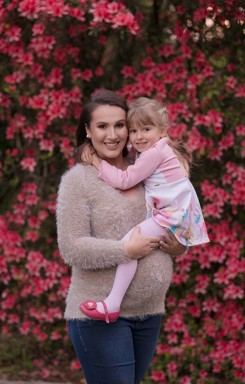 fotografia de familia e gestante em caxias do sul Morgana Perini mulher abraçando filha