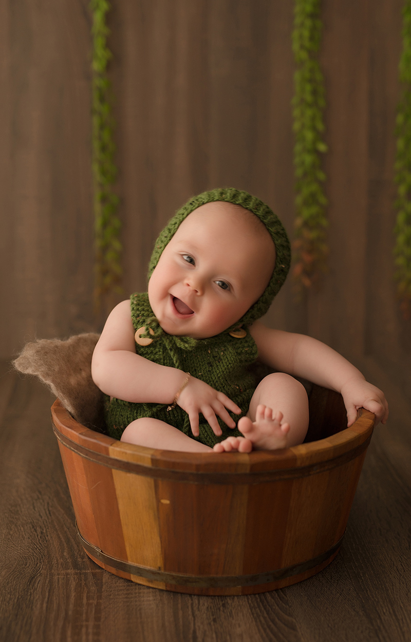 acompanhamento infantil fotografia Morgana Perini Caxias do Sul, bebe com touca verde rindo