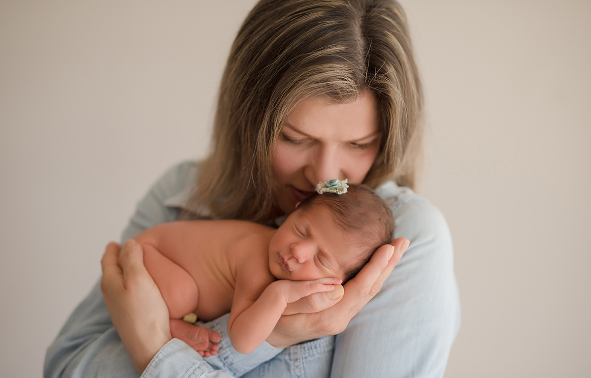 foto de newborn em caxias do sul fotografa morgana perini mãe com bebe no colo