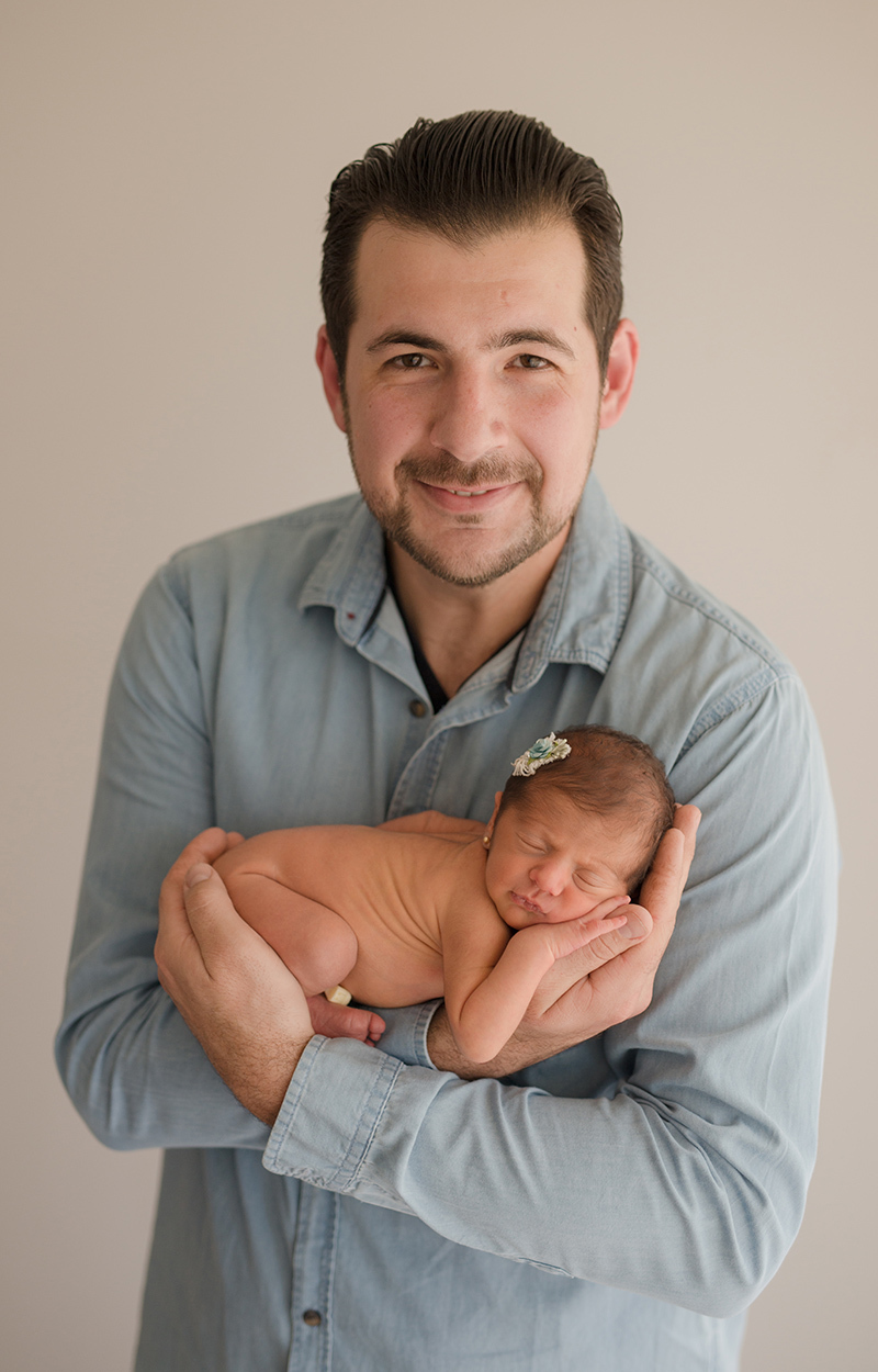 foto de newborn em caxias do sul fotografa morgana perini pai com bebe no colo