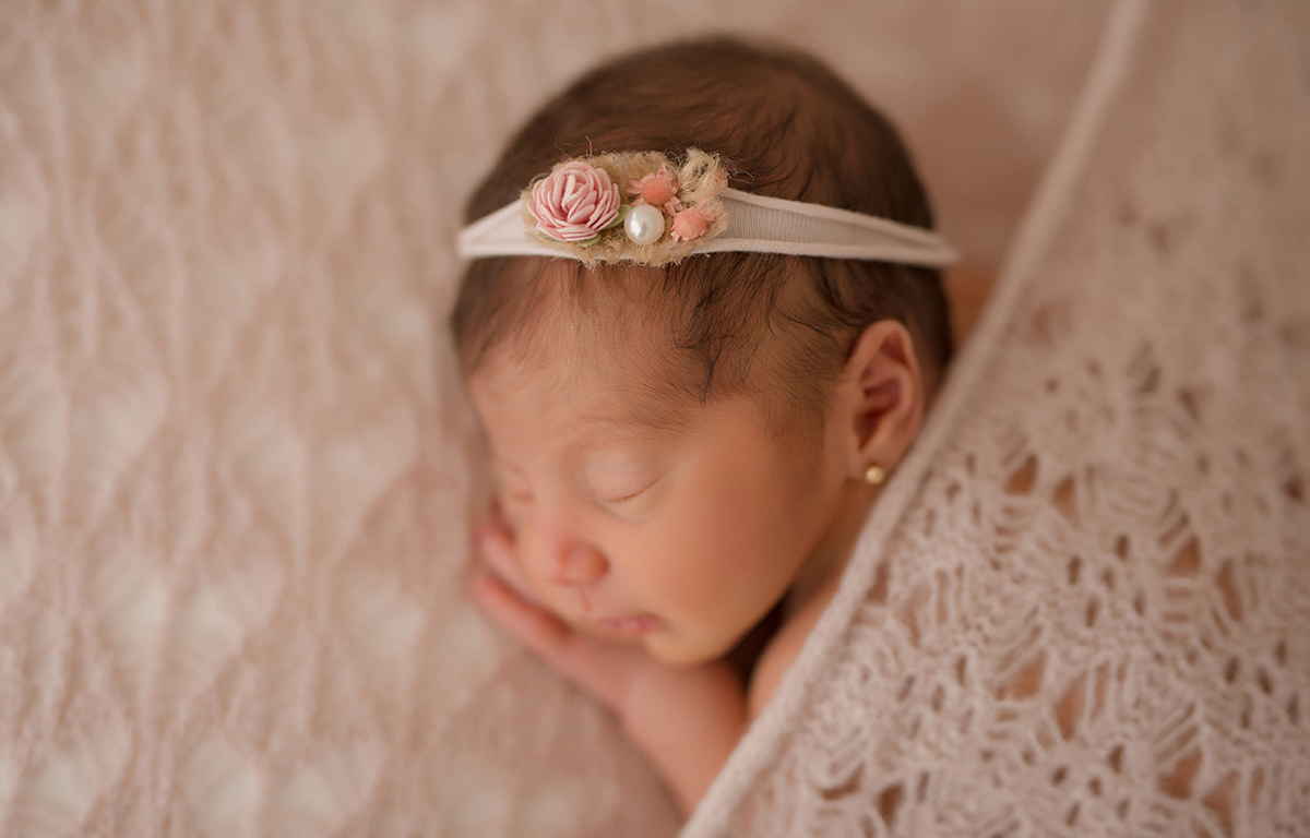 foto de newborn em caxias do sul fotografa morgana perini bebe com headband com flor e manda