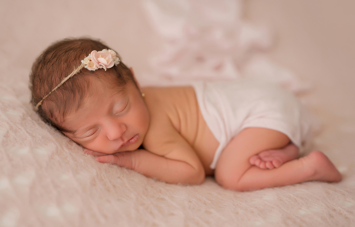 foto de newborn em caxias do sul fotografa morgana perini bebe com headband e tecido