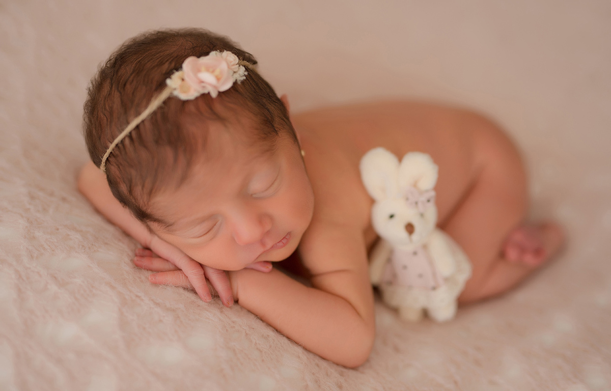 foto de newborn em caxias do sul fotografa morgana perini bebe com headband e coelinho