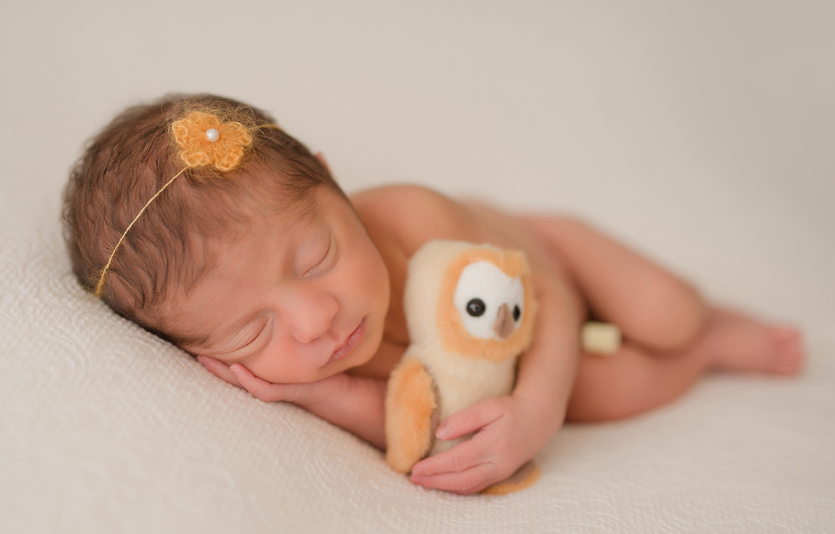 foto de newborn em caxias do sul fotografa morgana perini bebe com headband e pelucia