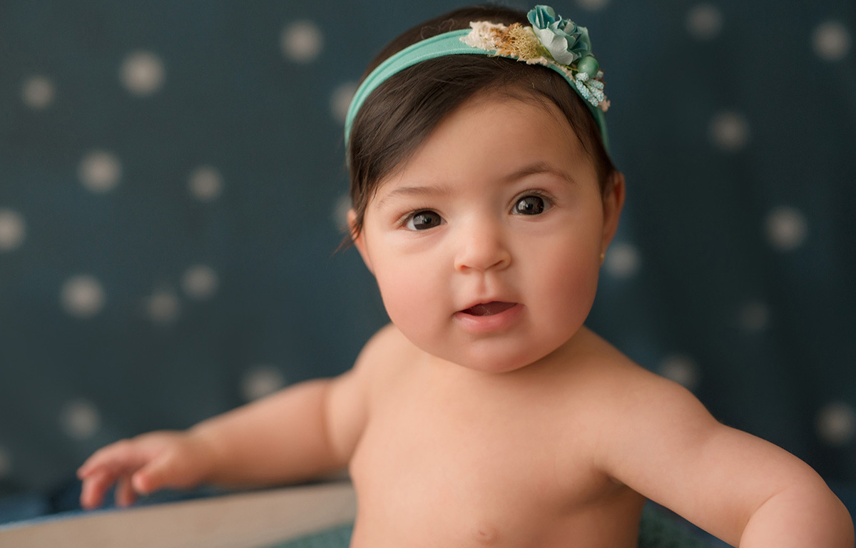 foto de bebe em caxias do sul fotografa morgana perini bebe com headband verd