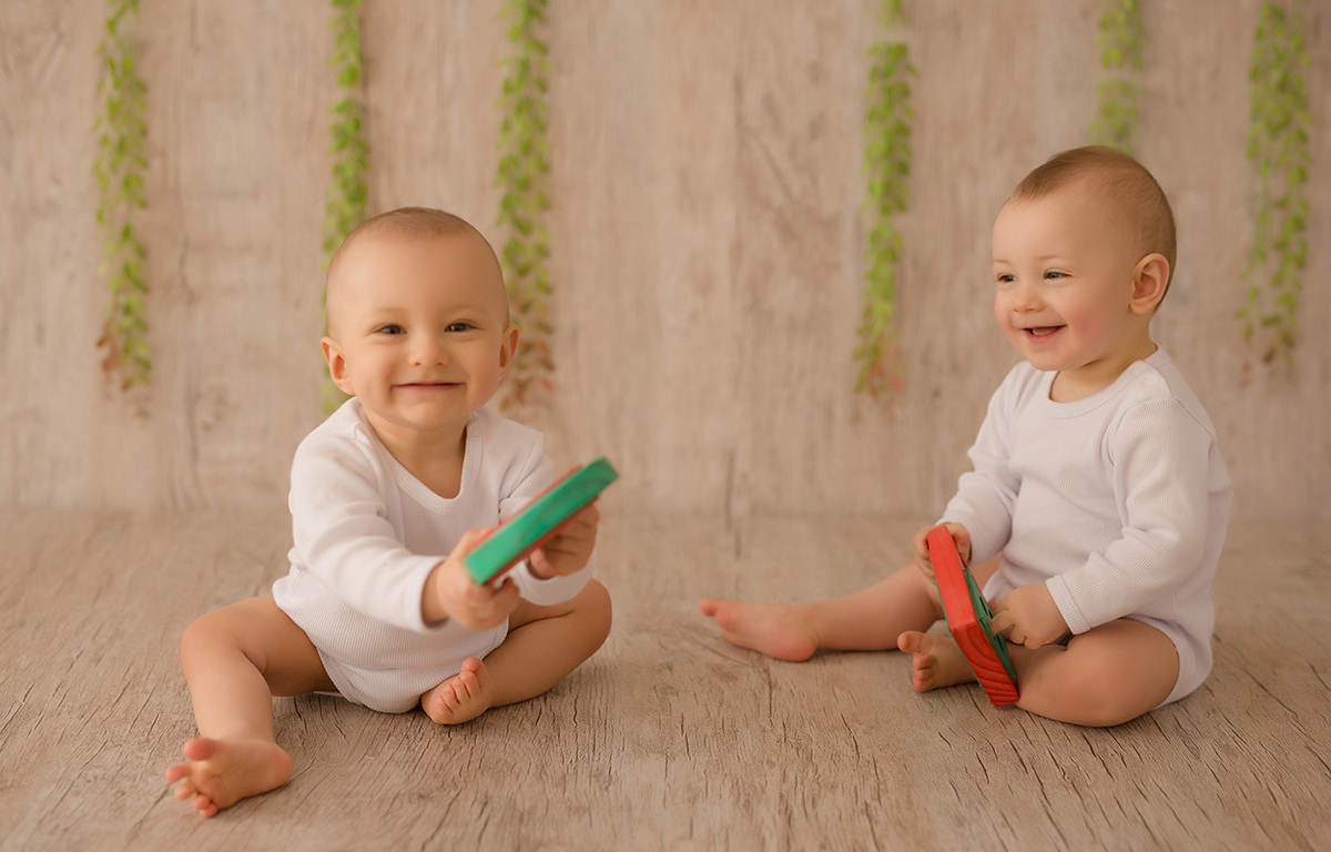 foto de bebe em caxias do sul fotografa morgana perini body branco com brinquedos coloridos
