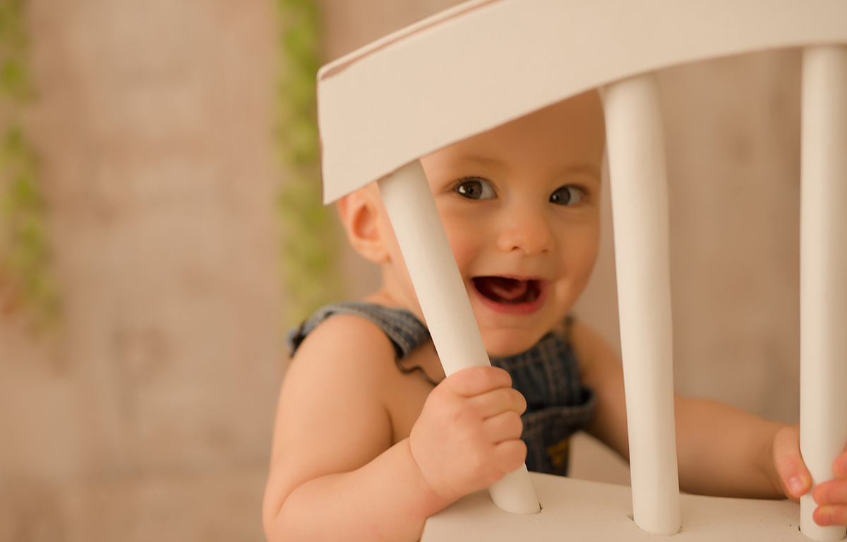 foto de bebe em caxias do sul fotografa morgana perini atras da cadeira