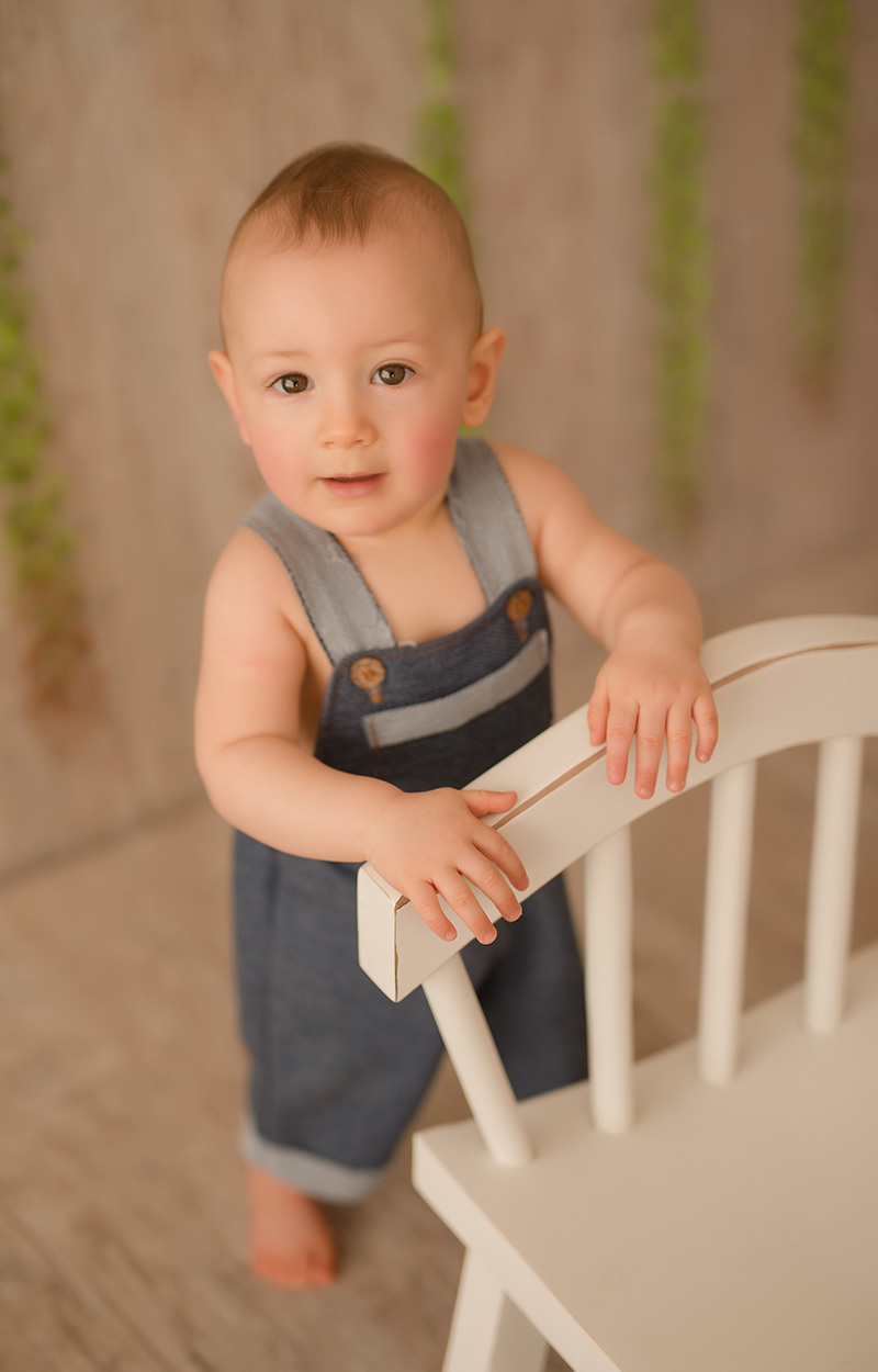 foto de bebe em caxias do sul fotografa morgana perini ao lado da cadeira