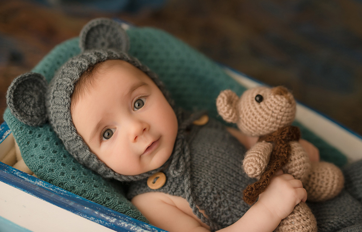 foto de bebe em caxias do sul fotografa morgana perini bebe no barco azul com ursinho