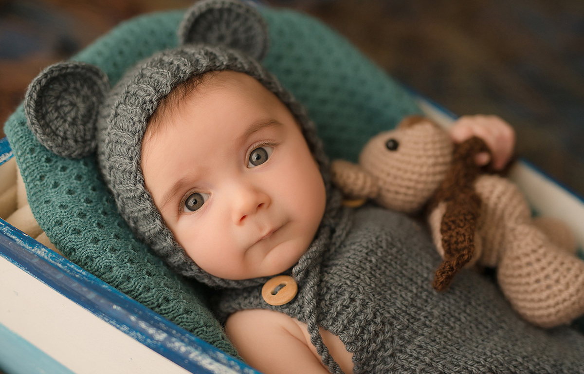 foto de bebe em caxias do sul fotografa morgana perini bebe no barco azul com ursinho marrom