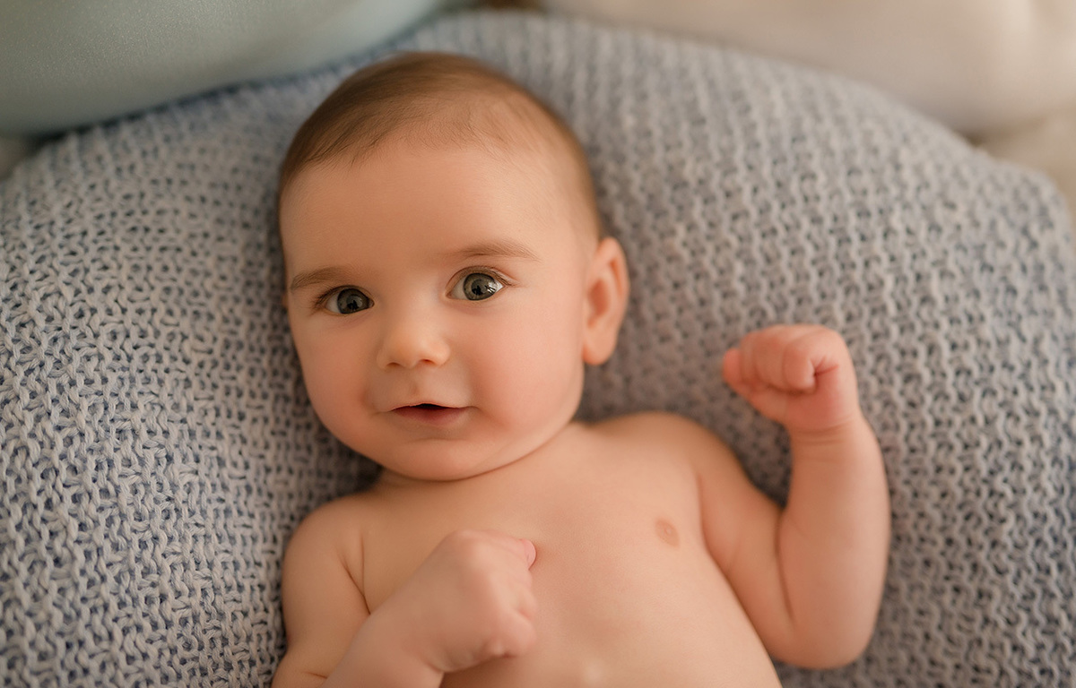 foto de bebe em caxias do sul fotografa morgana perini bebe almofada cinza