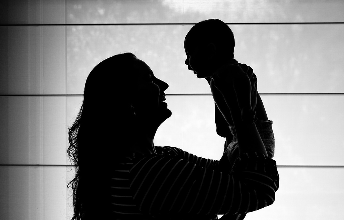 foto de bebe em caxias do sul fotografa morgana perini mamãe com bebe no colo preto e branco