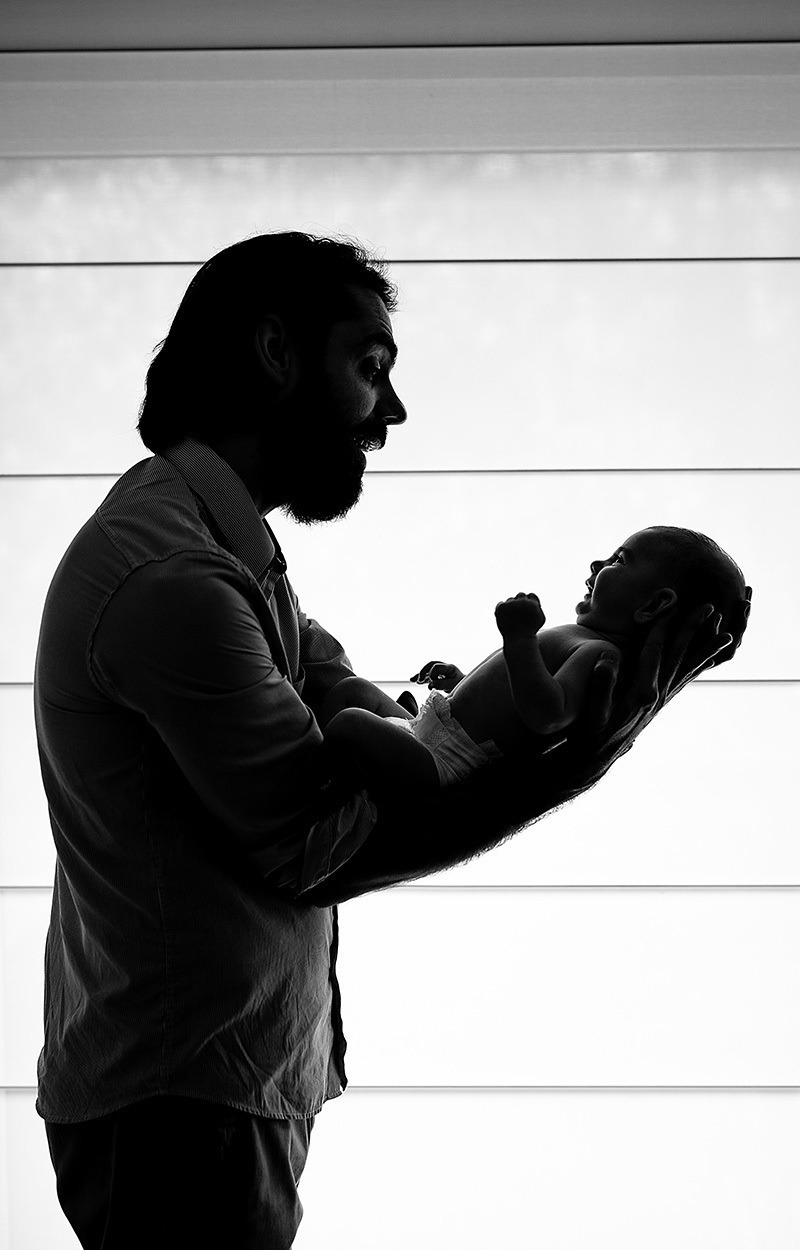 foto de bebe em caxias do sul fotografa morgana perini papai com bebe no colo preto e branco