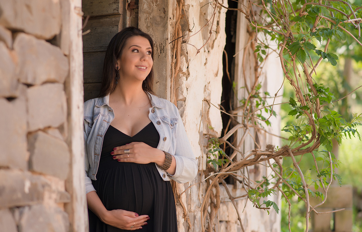 foto gestante caxias do sul fotografa morgana perini casaco jeans e blusa preta arvore