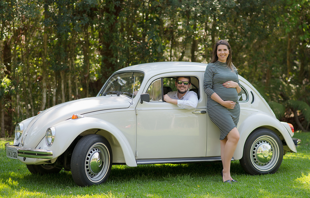 foto gestante caxias do sul fotografa morgana perini esposo no fusca e mulher vestida de cinza