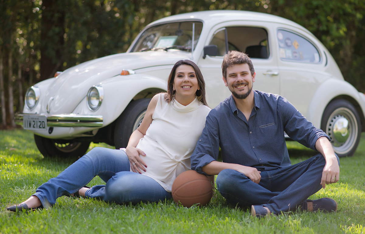 foto gestante caxias do sul fotografa morgana perini casal sentado na frente do fusca