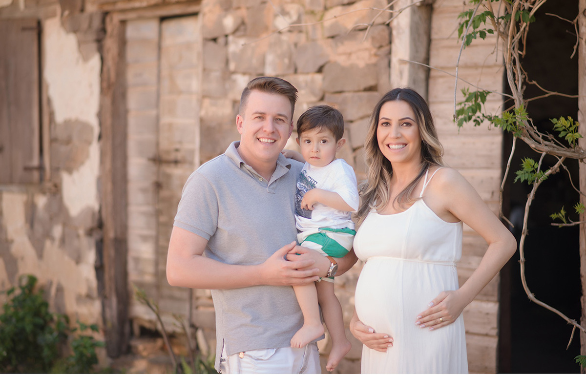 foto de gestante em caxias do sul fotografa morgana perini casal com o filho