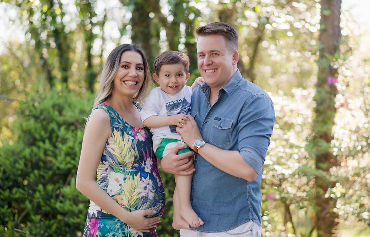 foto de gestante em caxias do sul fotografa morgana perini casal e filho sorrindo