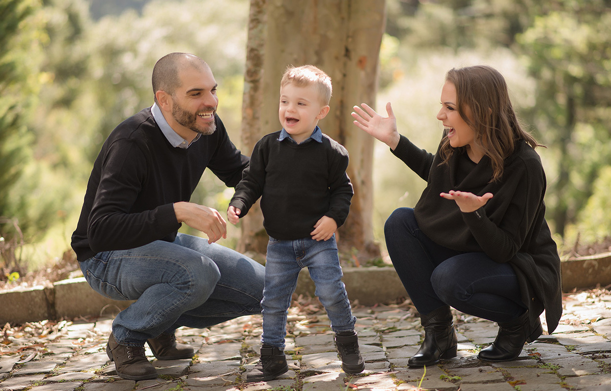 foto de familia em caxias do sul fotografa morgana perini casal com criança de preto brincando