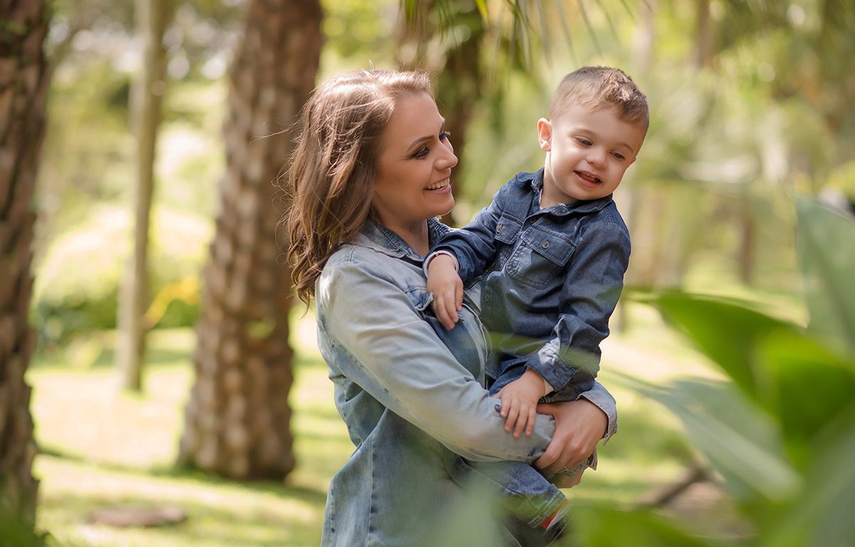 foto de familia em caxias do sul fotografa morgana perini mulher com criança no colo