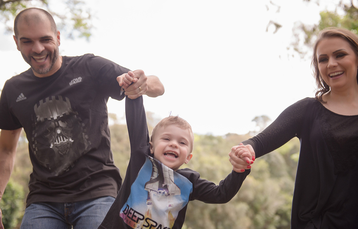 foto de familia em caxias do sul fotografa morgana perini casal brincando com o filho