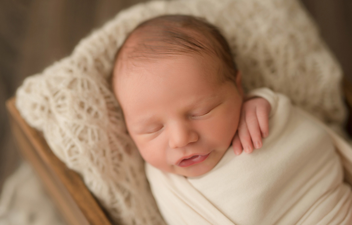 foto newborn em caxias do sul fotografa morgana perini bebe enroladinho 