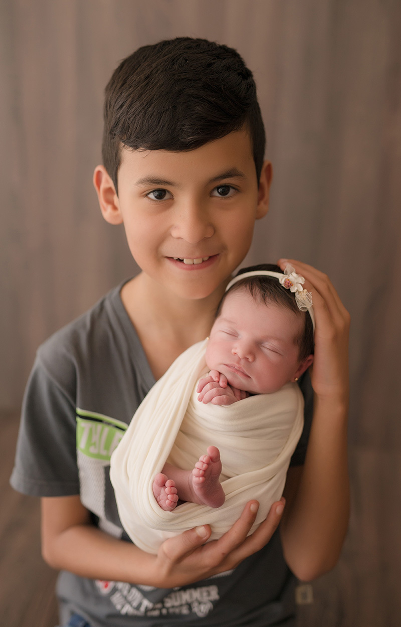 foto newborn em caxias do sul fotografa morgana perini criança com bebe no colo