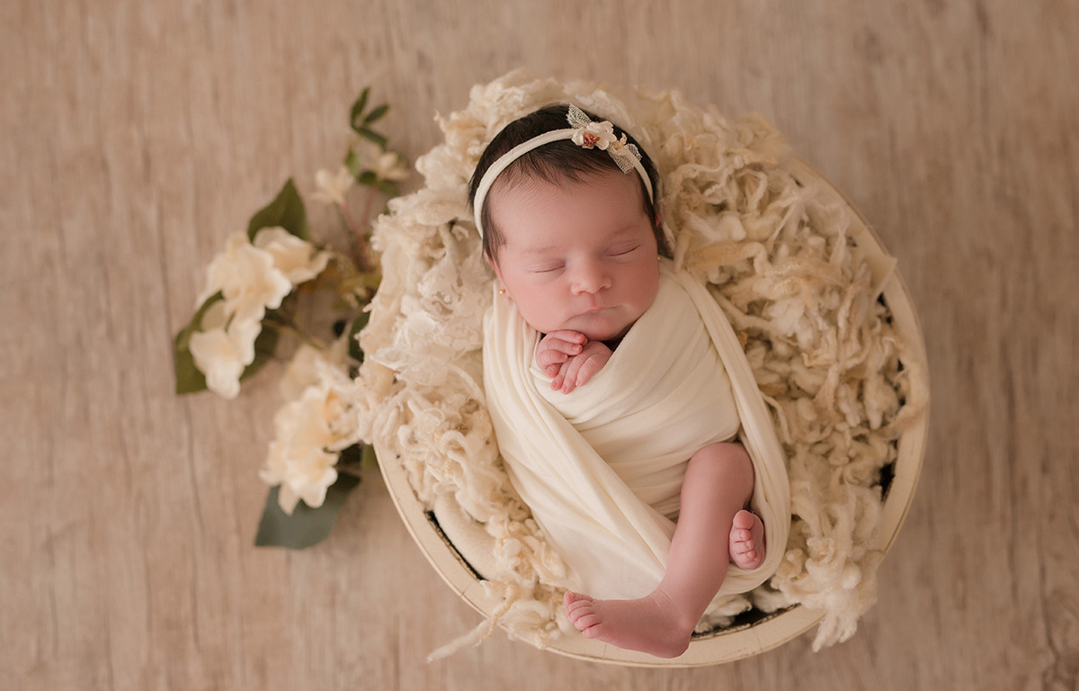 foto newborn em caxias do sul fotografa morgana perini bebe com tecido nude e flores
