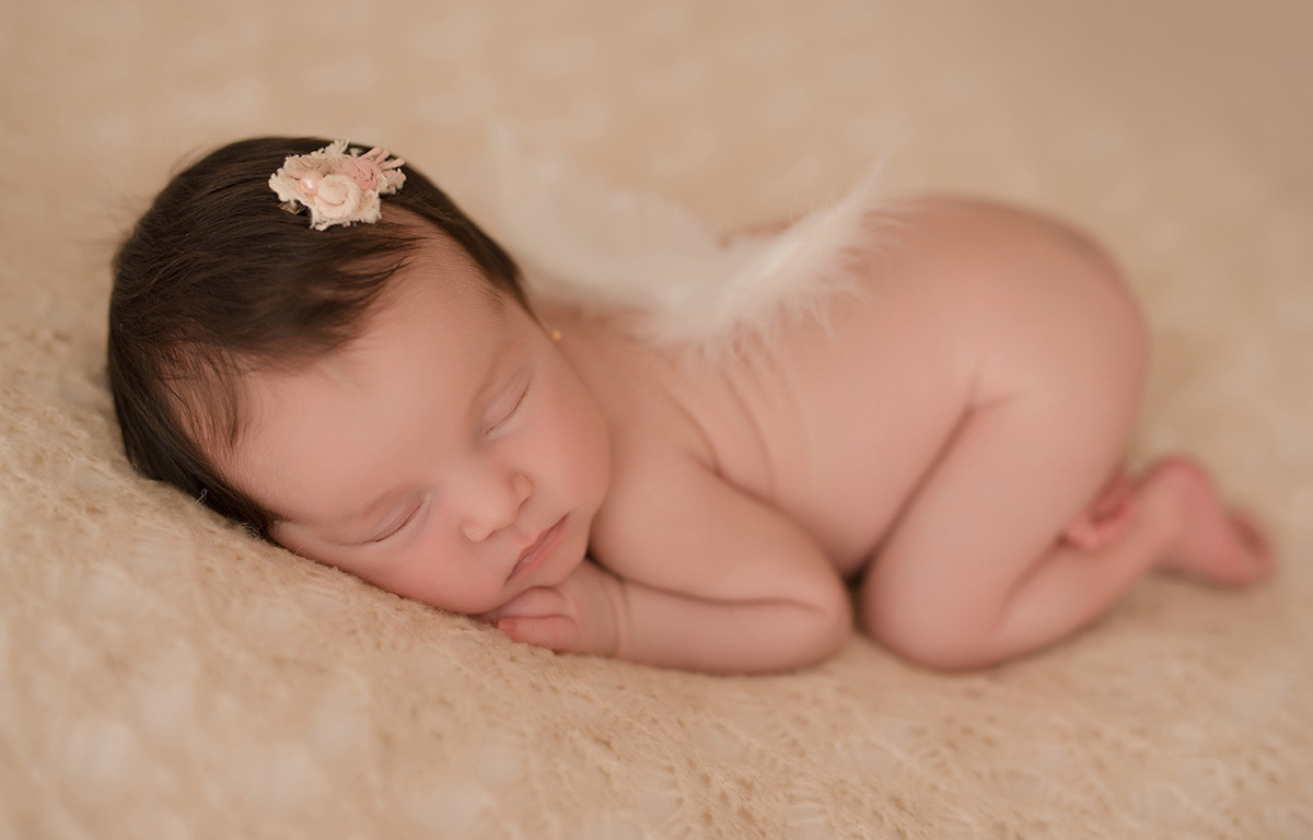 foto newborn em caxias do sul fotografa morgana perini bebe com asinhas de anjo