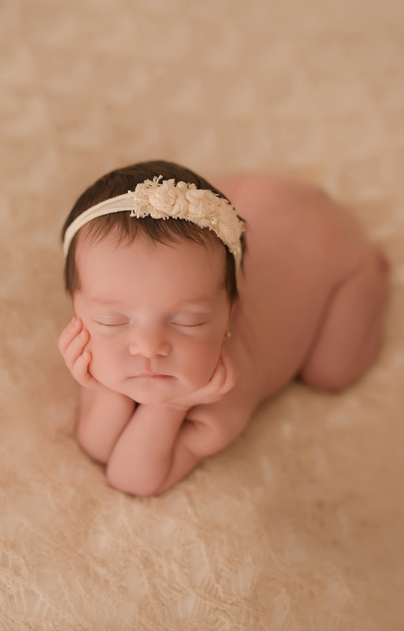 foto newborn em caxias do sul fotografa morgana perini bebe segurando o rostinho