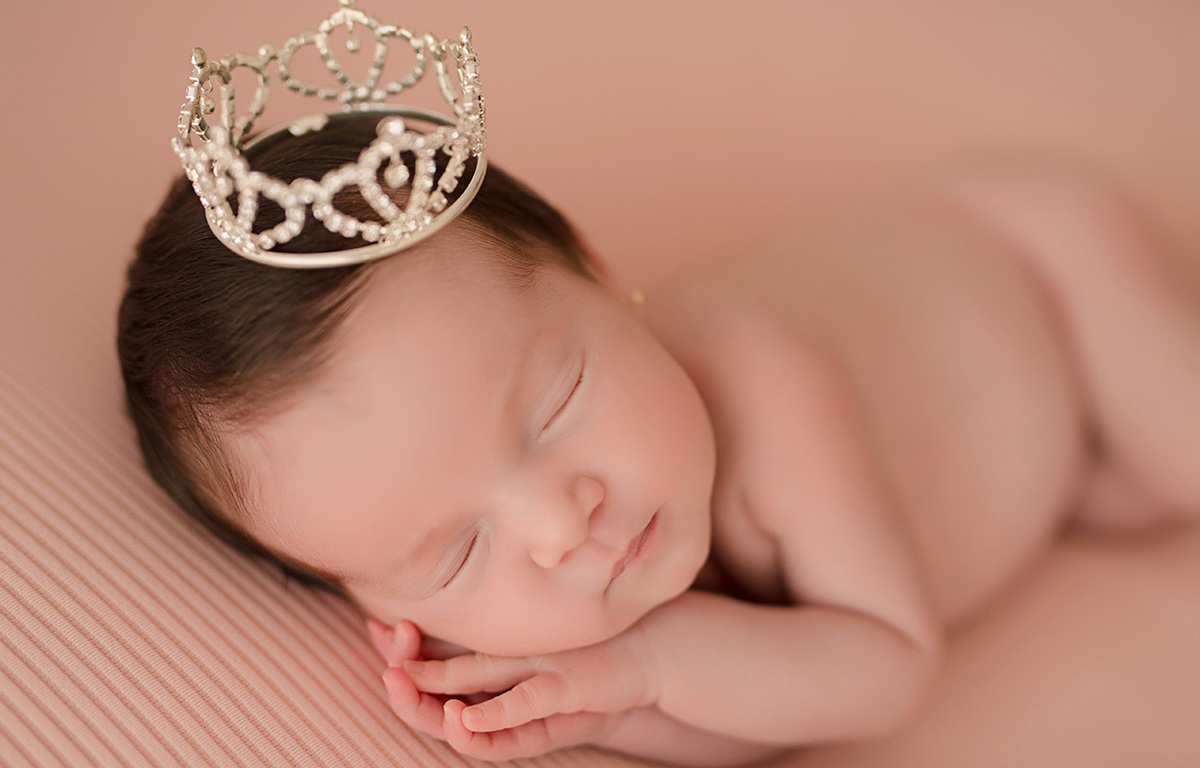 foto newborn em caxias do sul fotografa morgana perini bebe dormindo sobre os bracinhos