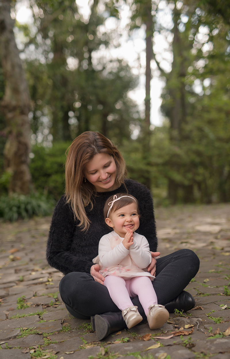 foto de bebe em caxias do sul fotografa morgana perini bebe no colo da mae
