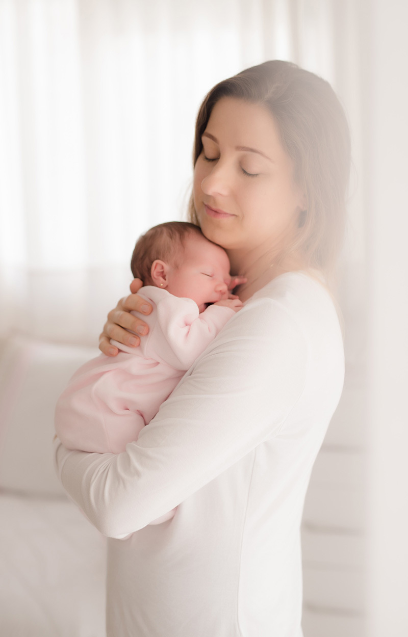 foto de bebe em caxias do sul fotografa morgana perini bebe no colo da mãe