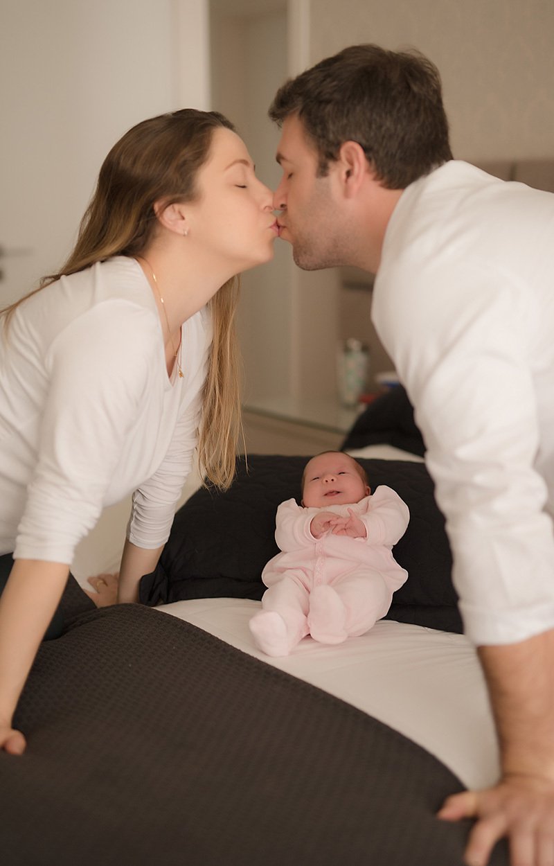 foto de bebe em caxias do sul fotografa morgana perini beijo dos pais bebe no centro