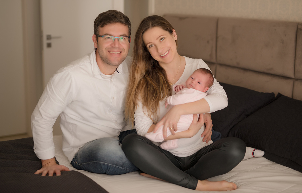 foto de bebe em caxias do sul fotografa morgana perini pais sentados no chão com bebe no colo