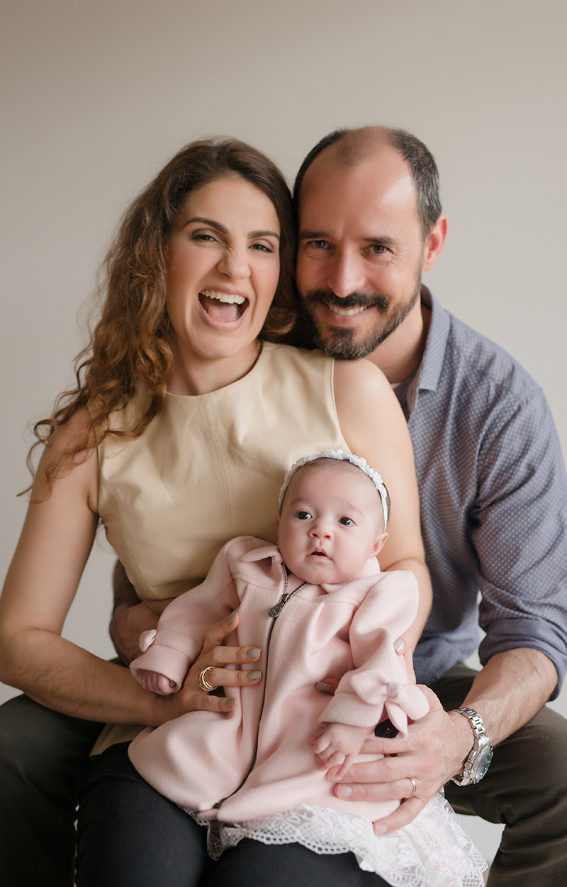 O amor estava aqui
Mas eu nunca saberia
Do que um dia se revelou
foto de bebe em caxias do sul fotografa morgana perini pai com camisa azul mae blusa nude com bebe no colo