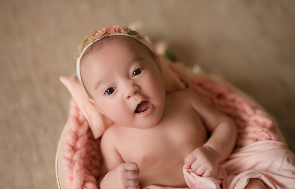 foto de bebe em caxias do sul fotografa morgana perini bebe segurando o tecido nas mãos