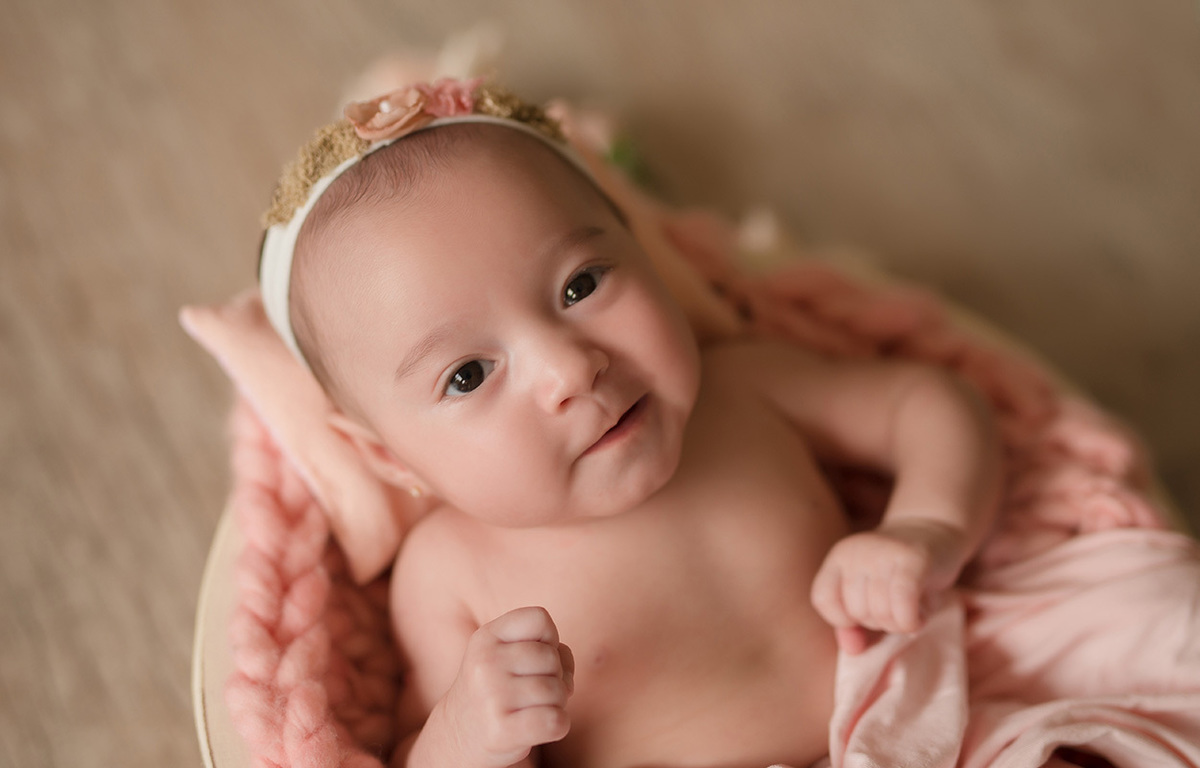 foto de bebe em caxias do sul fotografa morgana perini bebe com tiarinha de flores