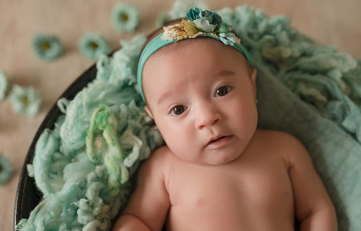 foto de bebe em caxias do sul fotografa morgana perini bebe com deitada sobre tecido verde