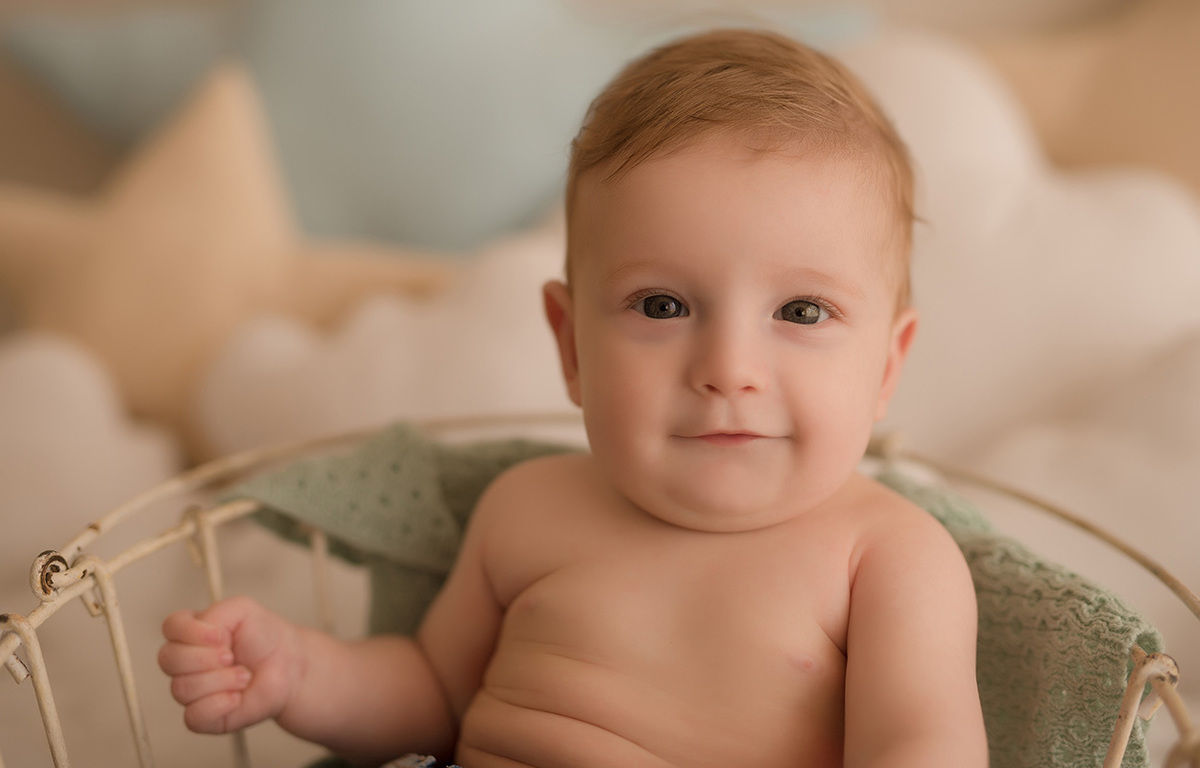 foto de bebe em caxias do sul fotografa morgana perini bebe sentado 