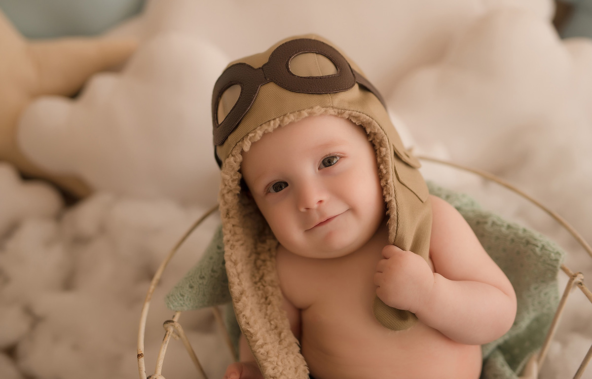 foto de bebe em caxias do sul fotografa morgana perini bebe com touca de aviador