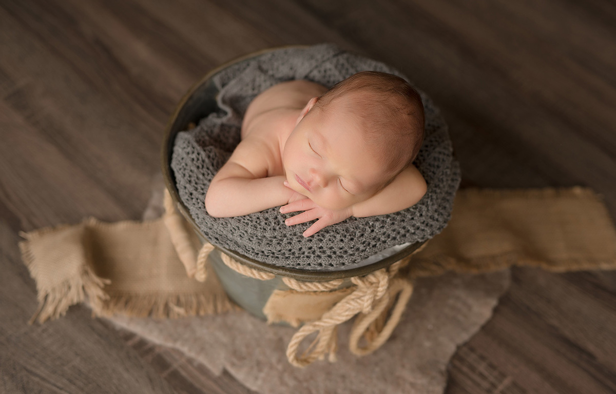 foto newborn em caxias do sul fotografa morgana perini bebe deitado de bruços