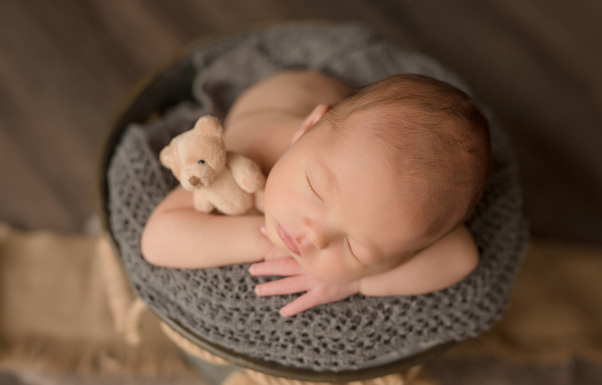 foto newborn em caxias do sul fotografa morgana perini bebe deitado de bruços com ursinho