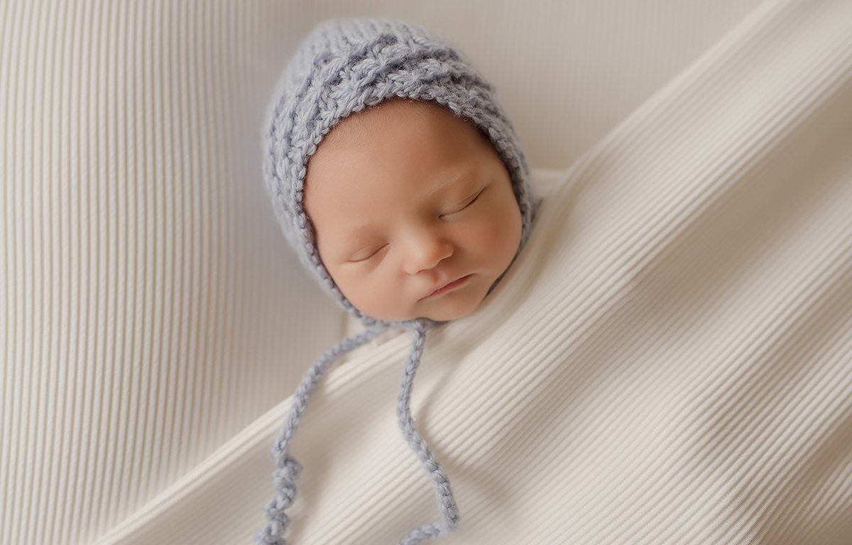 foto newborn em caxias do sul fotografa morgana perini bebe com touca azul