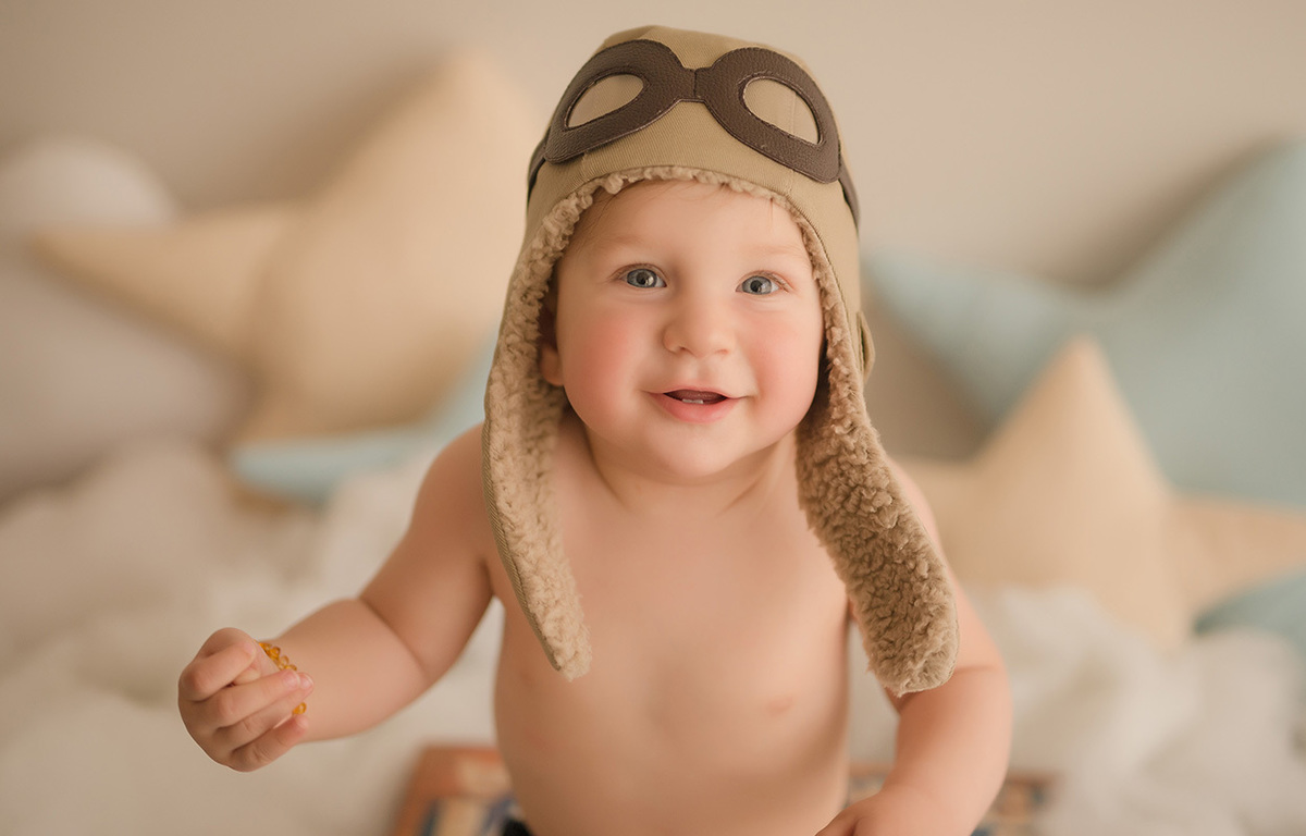 foto de bebe em caxias do sul fotografa morgana perini bebe sem camisa com touca de aviador