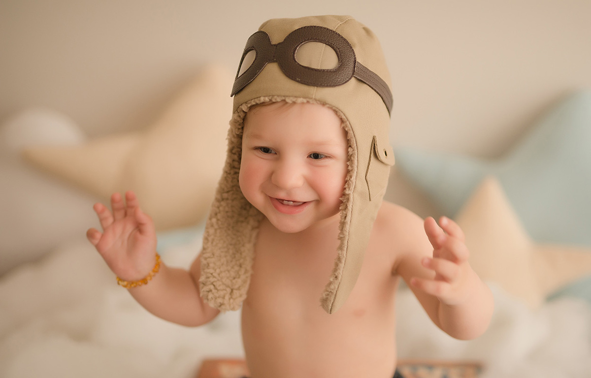 foto de bebe em caxias do sul fotografa morgana perini bebe rindo com touca de aviador