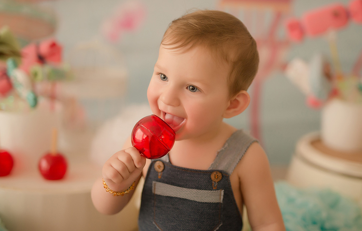 foto de bebe em caxias do sul fotografa morgana perini bebe com bolinha vermelha na mão